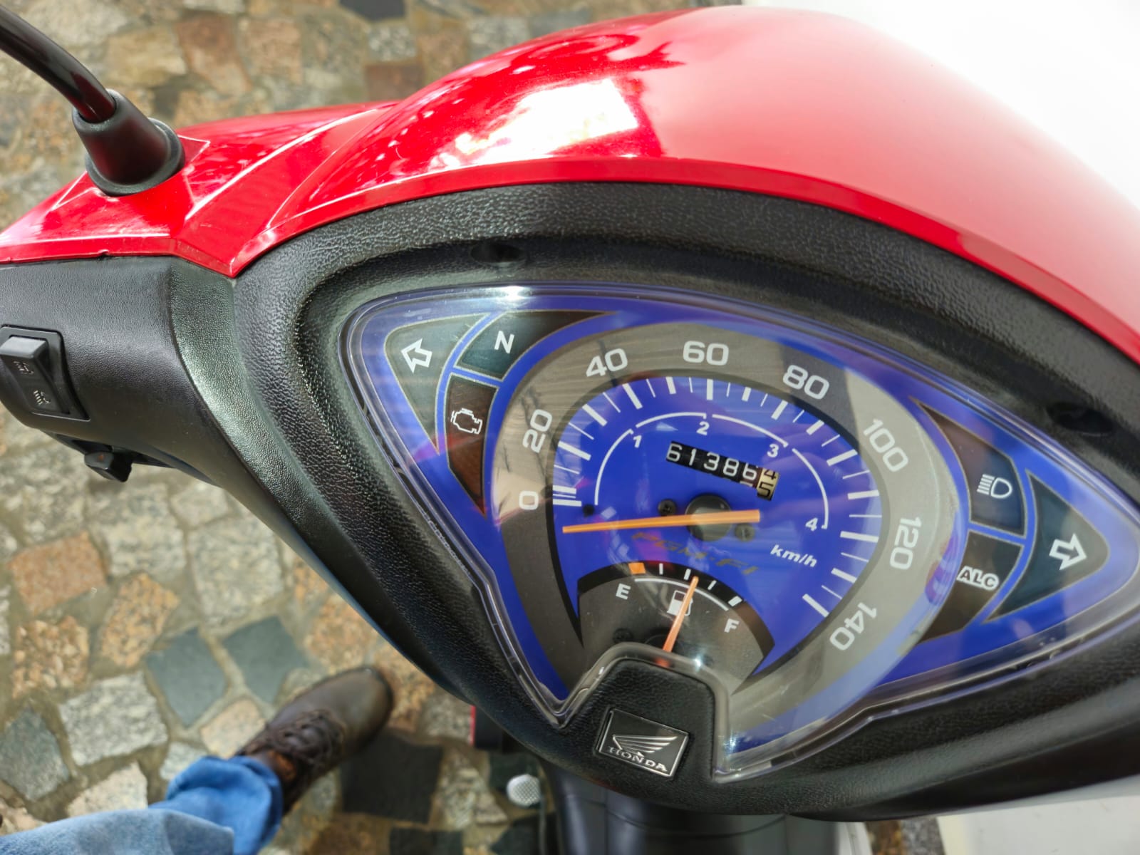 
								BIZ 125 ES 2011 full									