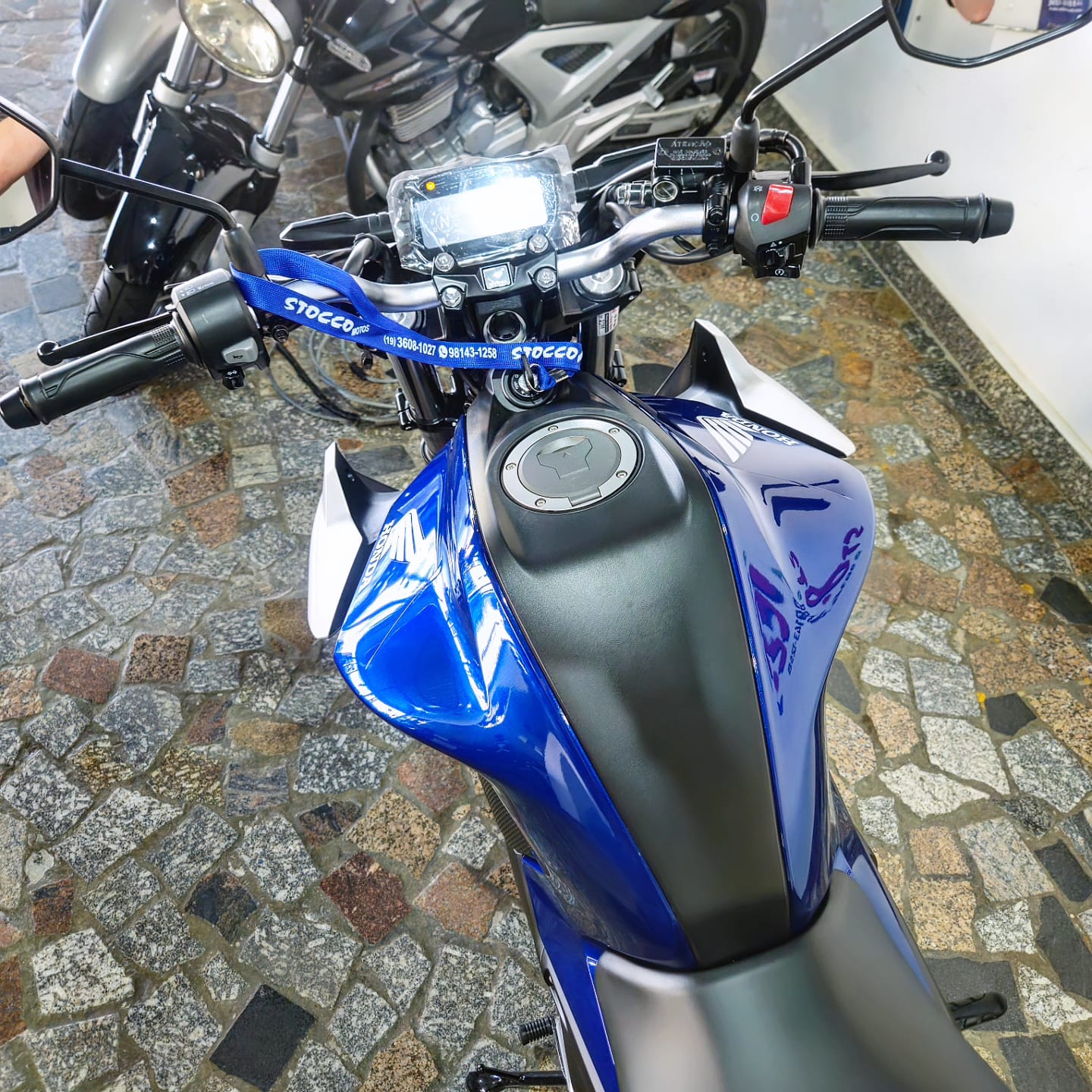 
								CB TWISTER 300 ABS 2026 full									