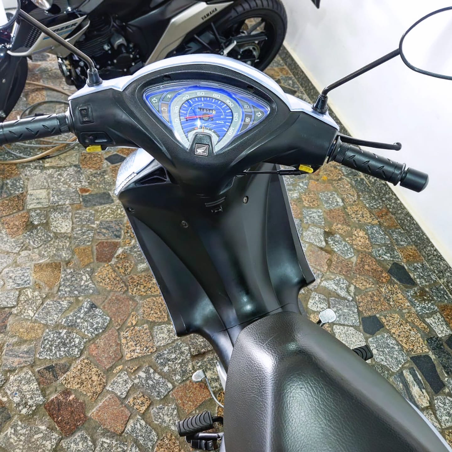 
								BIZ 125ES 2015 full									